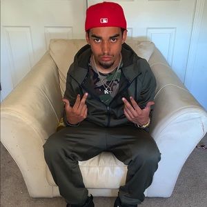 Meet your Posher, Levi